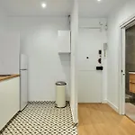 Vibrant And Modern Апартаменты *